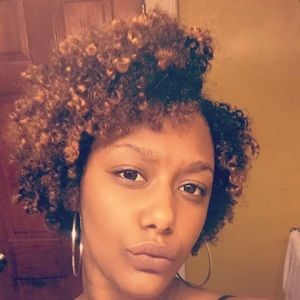 Meet your Posher, Claudia